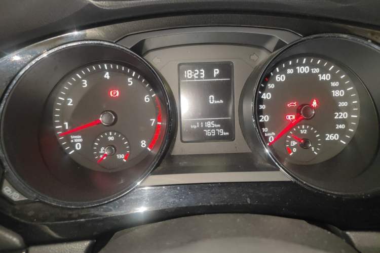 Used Volkswagen Sagitar 2015 230TSI Automatic Comfort Version Odometer Close Up