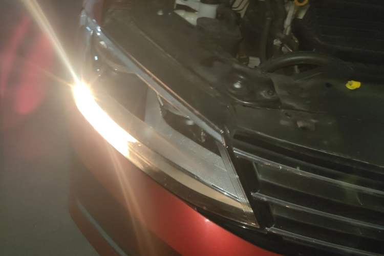 Used Volkswagen Sagitar 2015 230TSI Automatic Comfort Version Right Front Headlight