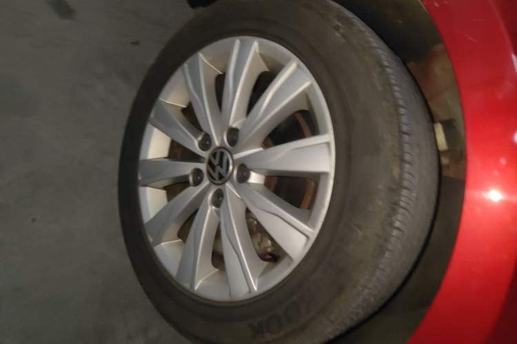 Used Volkswagen Sagitar 2015 230TSI Automatic Comfort Version Right Front Wheel Hub
