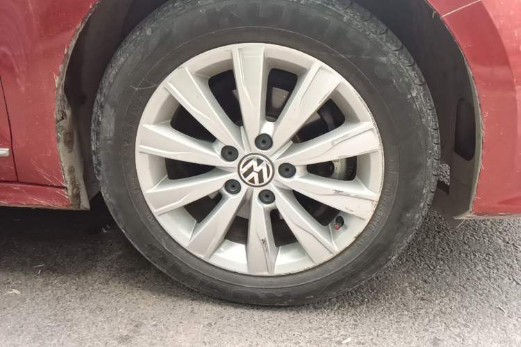 Used Volkswagen Sagitar 2015 1.6L Automatic Comfort Model Right Front Wheel Hub
