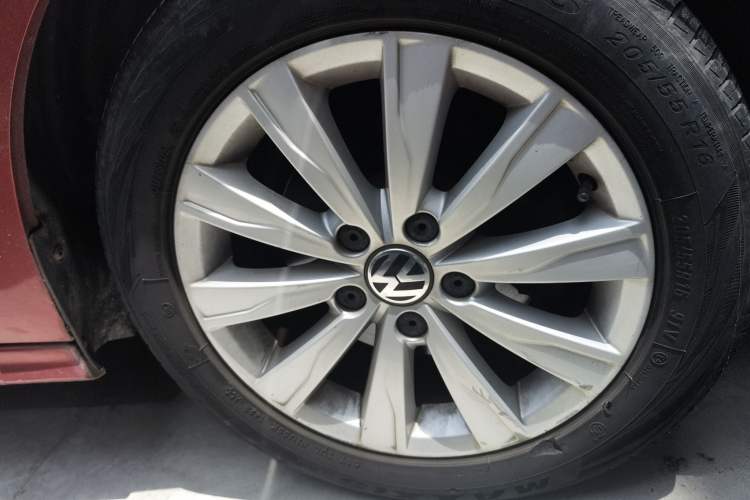 Used Volkswagen Sagitar 2015 1.6L Automatic Comfort Model Right Front Wheel Hub