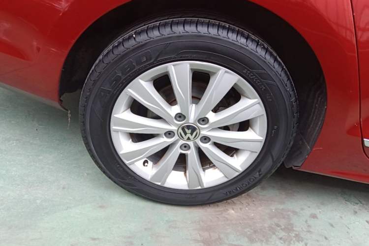 Used Volkswagen Sagitar 2015 1.6L Automatic Comfort Model Right Rear Wheel Hub