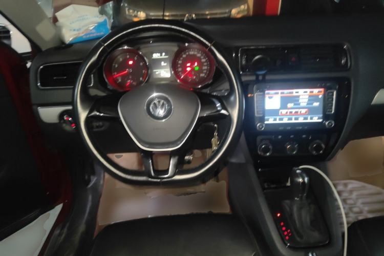 Used Volkswagen Sagitar 2015 230TSI Automatic Comfort Version Steering Wheel