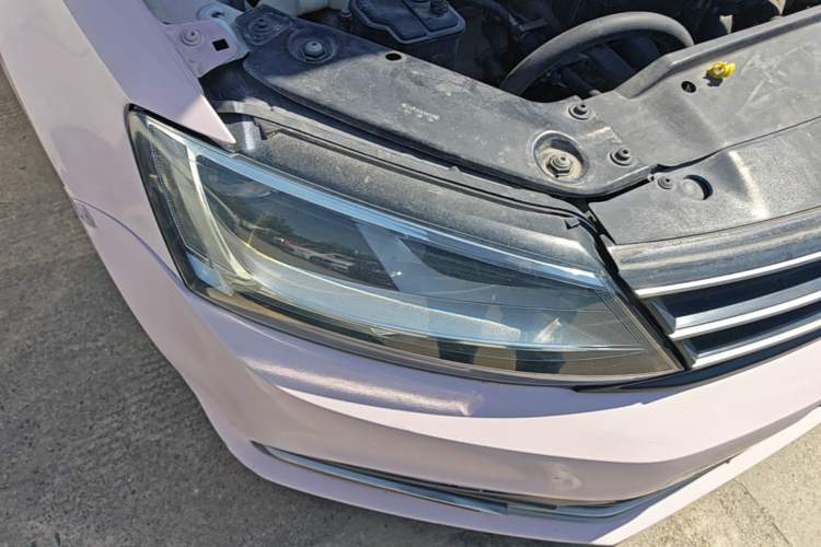 Used Volkswagen Sagitar 2015 1.6L Automatic Comfort Model Right Front Headlight