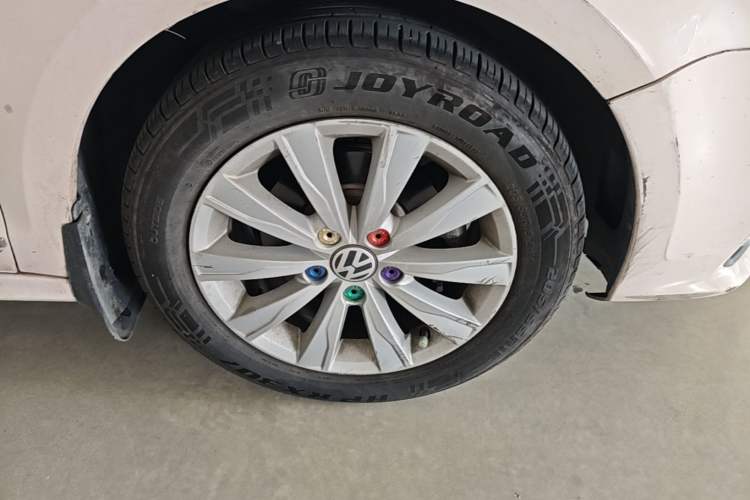 Used Volkswagen Sagitar 2015 1.6L Automatic Comfort Model Right Front Wheel Hub