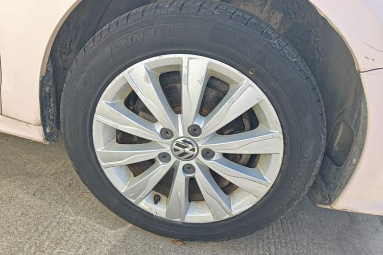 Used Volkswagen Sagitar 2015 1.6L Automatic Comfort Model Right Front Wheel Hub