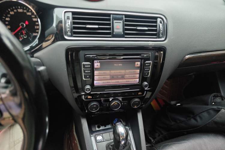 Used Volkswagen Sagitar 2015 230TSI Automatic Luxury Model Audio And AC Panel