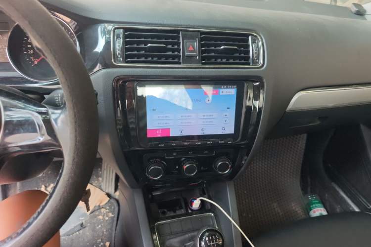 Used Volkswagen Sagitar 2015 1.6L Manual Comfort Model Audio And AC Panel