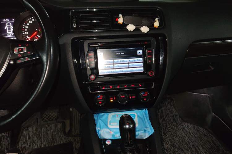 Used Volkswagen Sagitar 2015 230TSI Automatic Luxury Model Audio And AC Panel