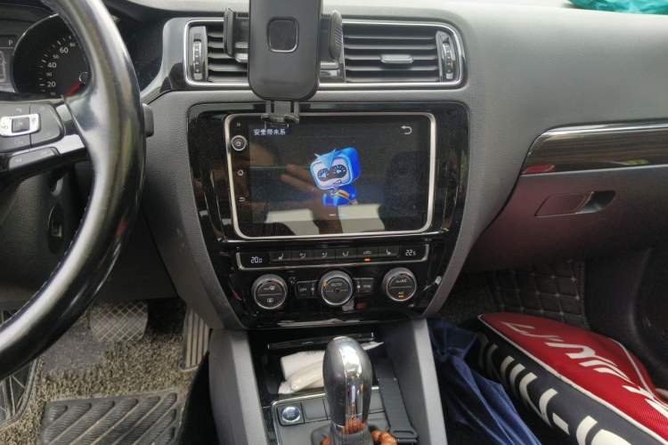 Used Volkswagen Sagitar 2015 280TSI Automatic Flagship Model Audio And AC Panel