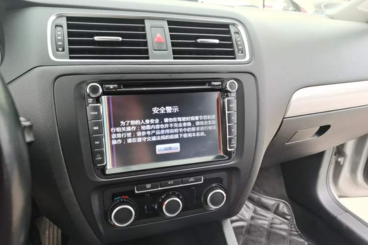 Used Volkswagen Sagitar 2015 1.6L Automatic Comfort Model Audio And AC Panel