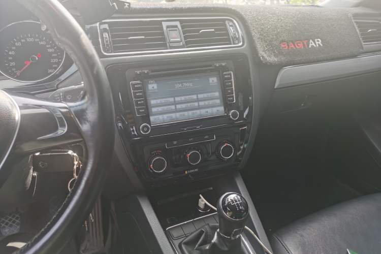 Used Volkswagen Sagitar 2015 1.6L Manual Comfort Model Audio And AC Panel
