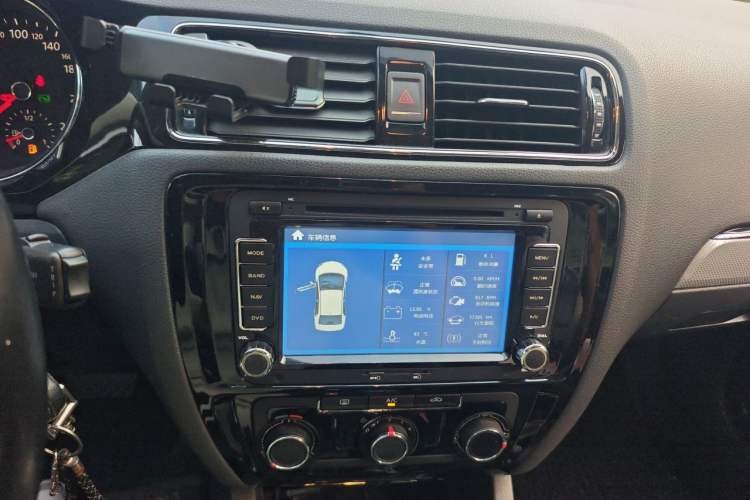 Used Volkswagen Sagitar 2015 230TSI Automatic Comfort Version Audio And AC Panel