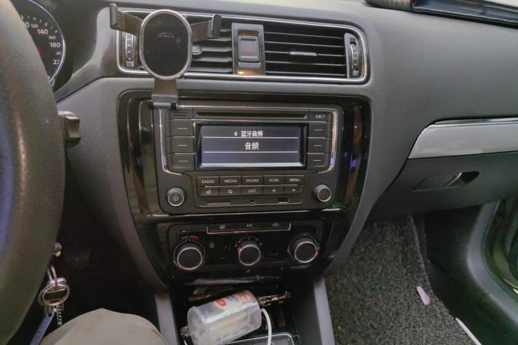 Used Volkswagen Sagitar 2015 1.6L Manual Comfort Model Audio And AC Panel