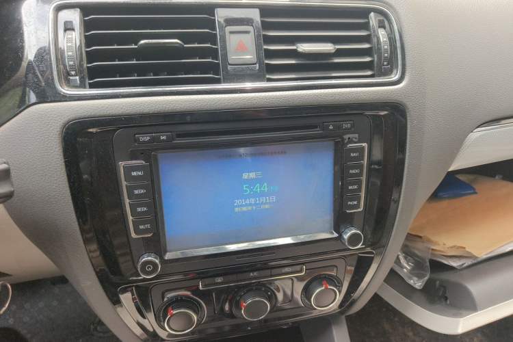 Used Volkswagen Sagitar 2015 1.6L Manual Comfort Model Audio And AC Panel