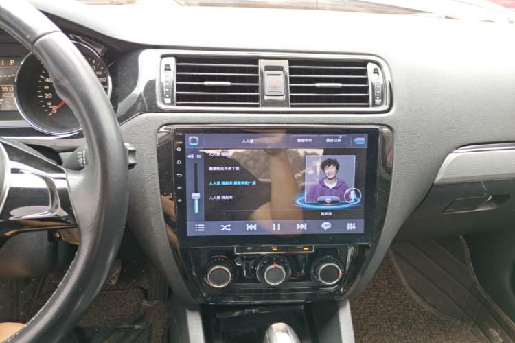 Used Volkswagen Sagitar 2015 1.6L Automatic Comfort Model Audio And AC Panel