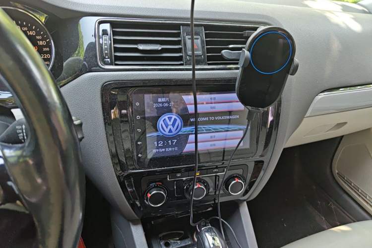 Used Volkswagen Sagitar 2015 1.6L Automatic Comfort Model Audio And AC Panel