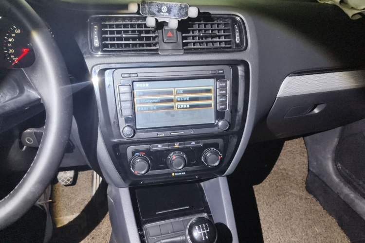 Used Volkswagen Sagitar 2015 1.6L Manual Comfort Model Audio And AC Panel