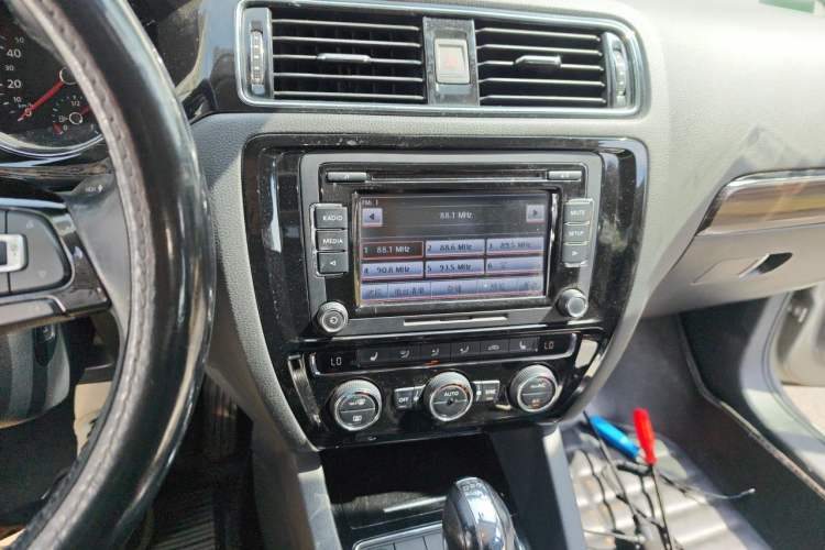 Used Volkswagen Sagitar 2015 230TSI Automatic Luxury Model Audio And AC Panel