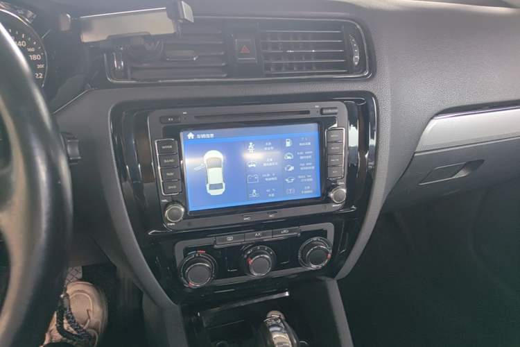 Used Volkswagen Sagitar 2015 230TSI Automatic Comfort Version Audio And AC Panel