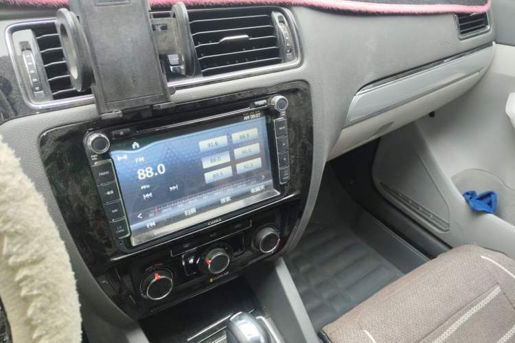 Used Volkswagen Sagitar 2015 1.6L Automatic Comfort Model Audio And AC Panel