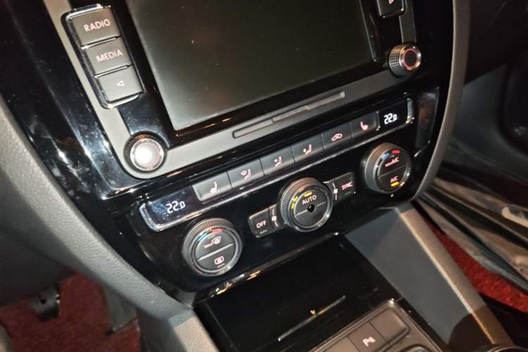 Used Volkswagen Sagitar 2015 230TSI Manual Luxury Edition Audio And AC Panel