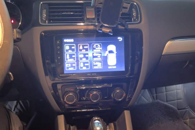 Used Volkswagen Sagitar 2015 230TSI Automatic Comfort Version Audio And AC Panel