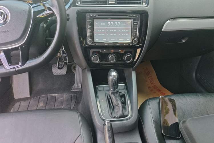 Used Volkswagen Sagitar 2015 1.6L Automatic Comfort Model Audio And AC Panel