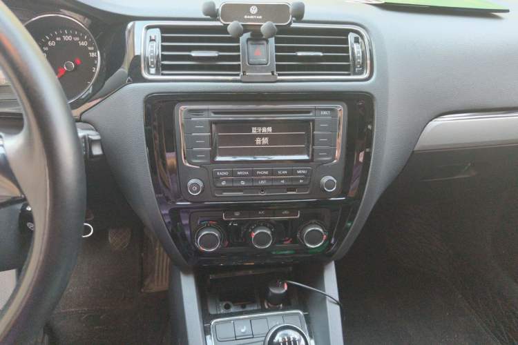 Used Volkswagen Sagitar 2015 1.6L Manual Comfort Model Audio And AC Panel
