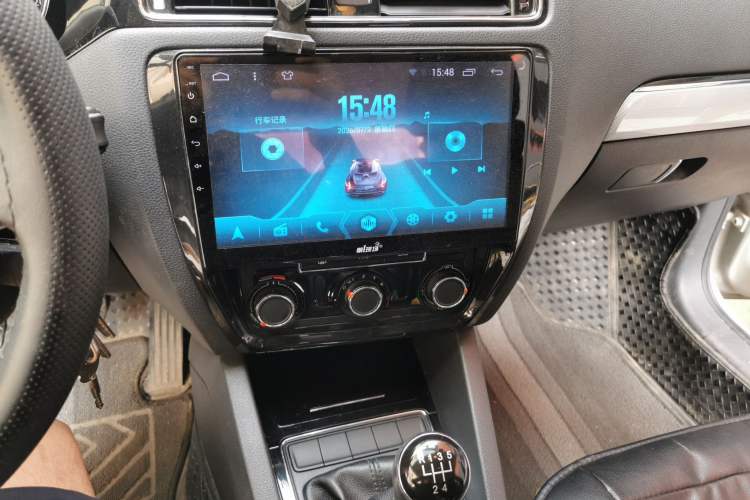 Used Volkswagen Sagitar 2015 1.6L Manual Comfort Model Audio And AC Panel