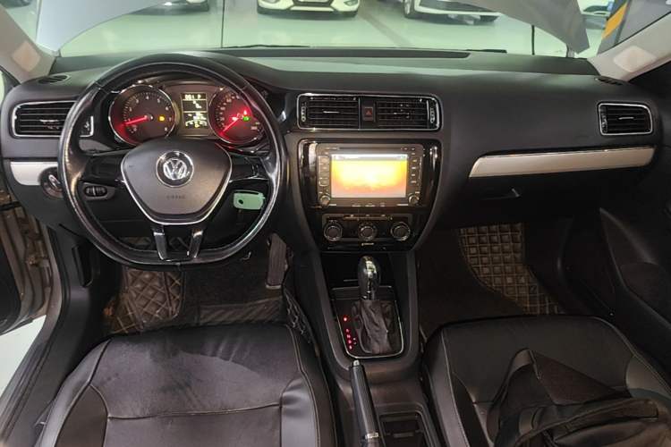 Used Volkswagen Sagitar 2015 1.6L Automatic Comfort Model Audio And AC Panel
