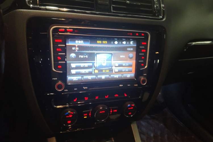 Used Volkswagen Sagitar 2015 230TSI Automatic Luxury Model Audio And AC Panel