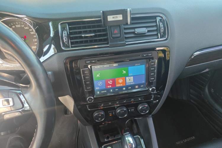 Used Volkswagen Sagitar 2015 230TSI Automatic Luxury Model Audio And AC Panel