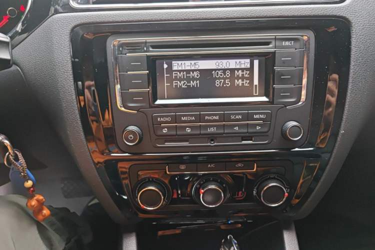 Used Volkswagen Sagitar 2015 1.6L Automatic Comfort Model Audio And AC Panel