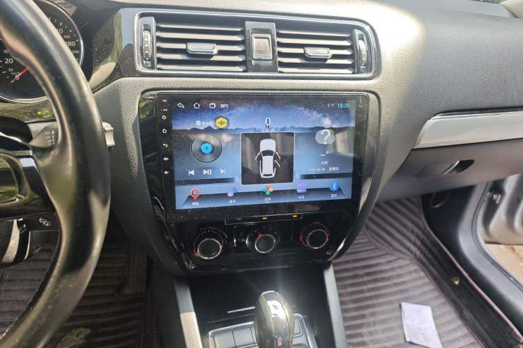 Used Volkswagen Sagitar 2015 1.6L Automatic Comfort Model Audio And AC Panel