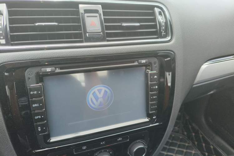 Used Volkswagen Sagitar 2015 1.6L Manual Comfort Model Audio And AC Panel