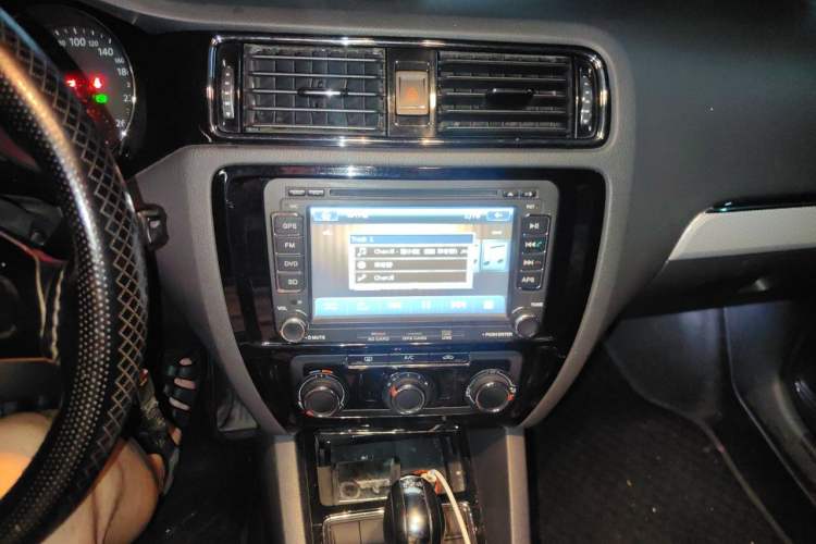 Used Volkswagen Sagitar 2015 230TSI Automatic Comfort Version Audio And AC Panel