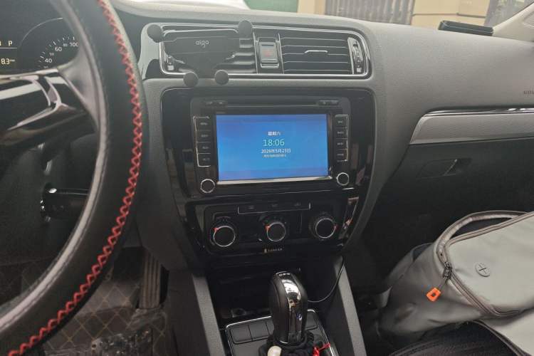 Used Volkswagen Sagitar 2015 230TSI Automatic Comfort Version Audio And AC Panel