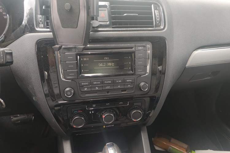 Used Volkswagen Sagitar 2015 1.6L Automatic Comfort Model Audio And AC Panel