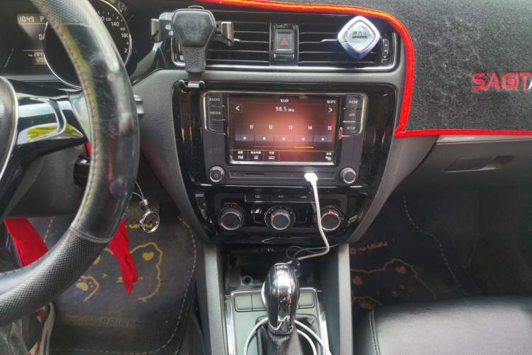 Used Volkswagen Sagitar 2015 230TSI Automatic Comfort Version Audio And AC Panel