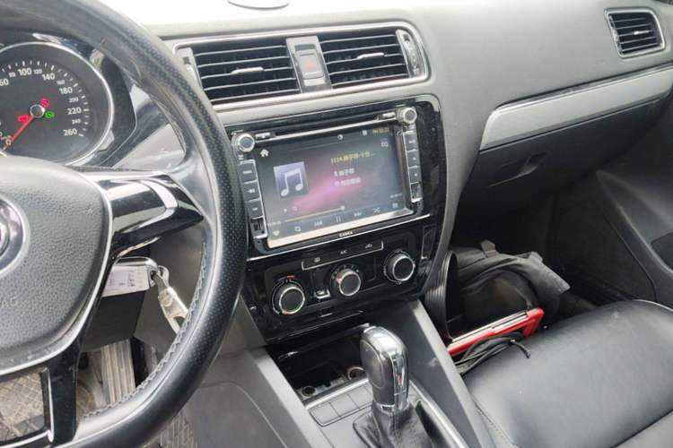 Used Volkswagen Sagitar 2015 1.6L Automatic Comfort Model Audio And AC Panel