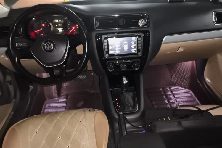 Used Volkswagen Sagitar 2015 230TSI Automatic Comfort Version Center Console