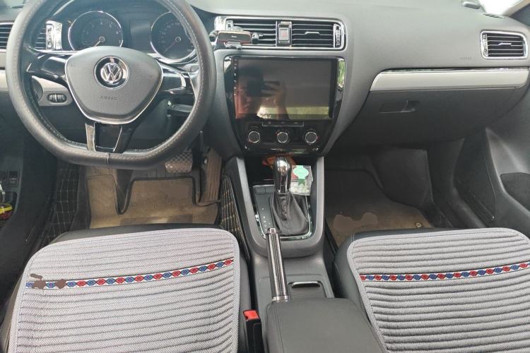 Used Volkswagen Sagitar 2015 1.6L Automatic Comfort Model Center Console