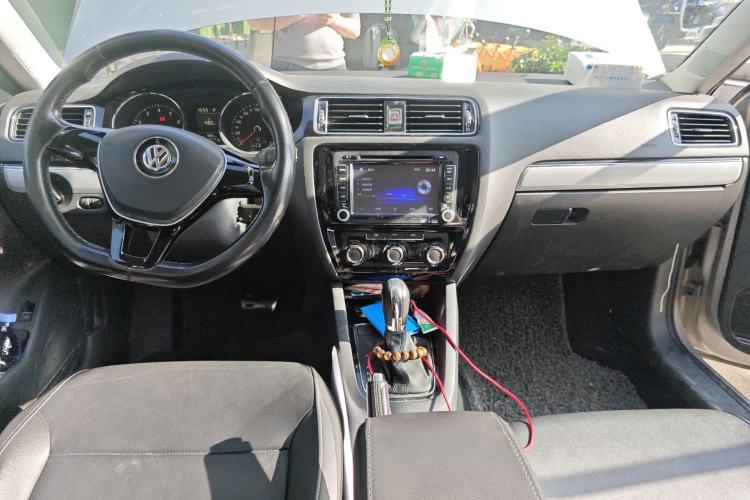 Used Volkswagen Sagitar 2015 230TSI Automatic Comfort Version Center Console