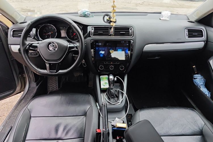 Used Volkswagen Sagitar 2015 230TSI Automatic Comfort Version Center Console