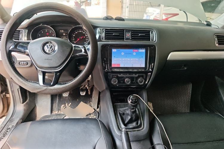Used Volkswagen Sagitar 2015 1.6L Manual Comfort Model Center Console