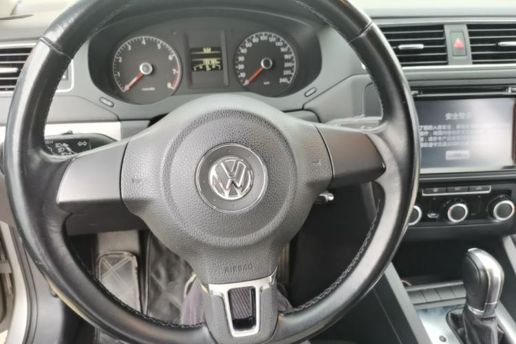 Used Volkswagen Sagitar 2015 1.6L Automatic Comfort Model Center Console