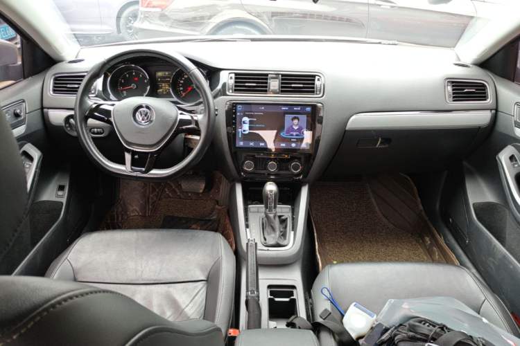 Used Volkswagen Sagitar 2015 1.6L Automatic Comfort Model Center Console