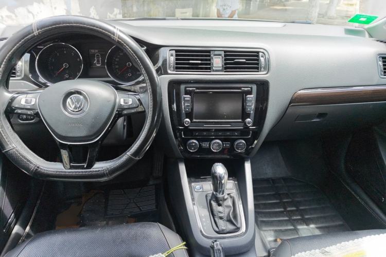 Used Volkswagen Sagitar 2015 230TSI Automatic Luxury Model Center Console