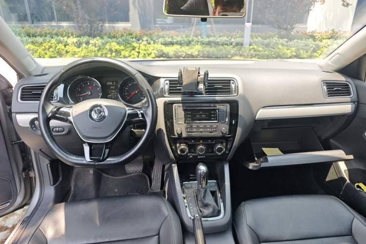 Used Volkswagen Sagitar 2015 1.6L Automatic Comfort Model Center Console